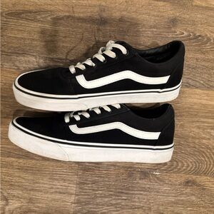 WOMAN BLACK CLASSIC VANS SIZE 9